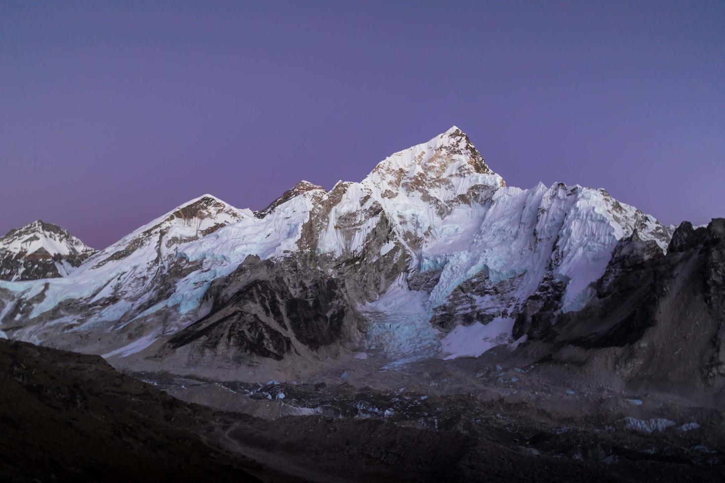 Monte Everest no crepúsculo foto