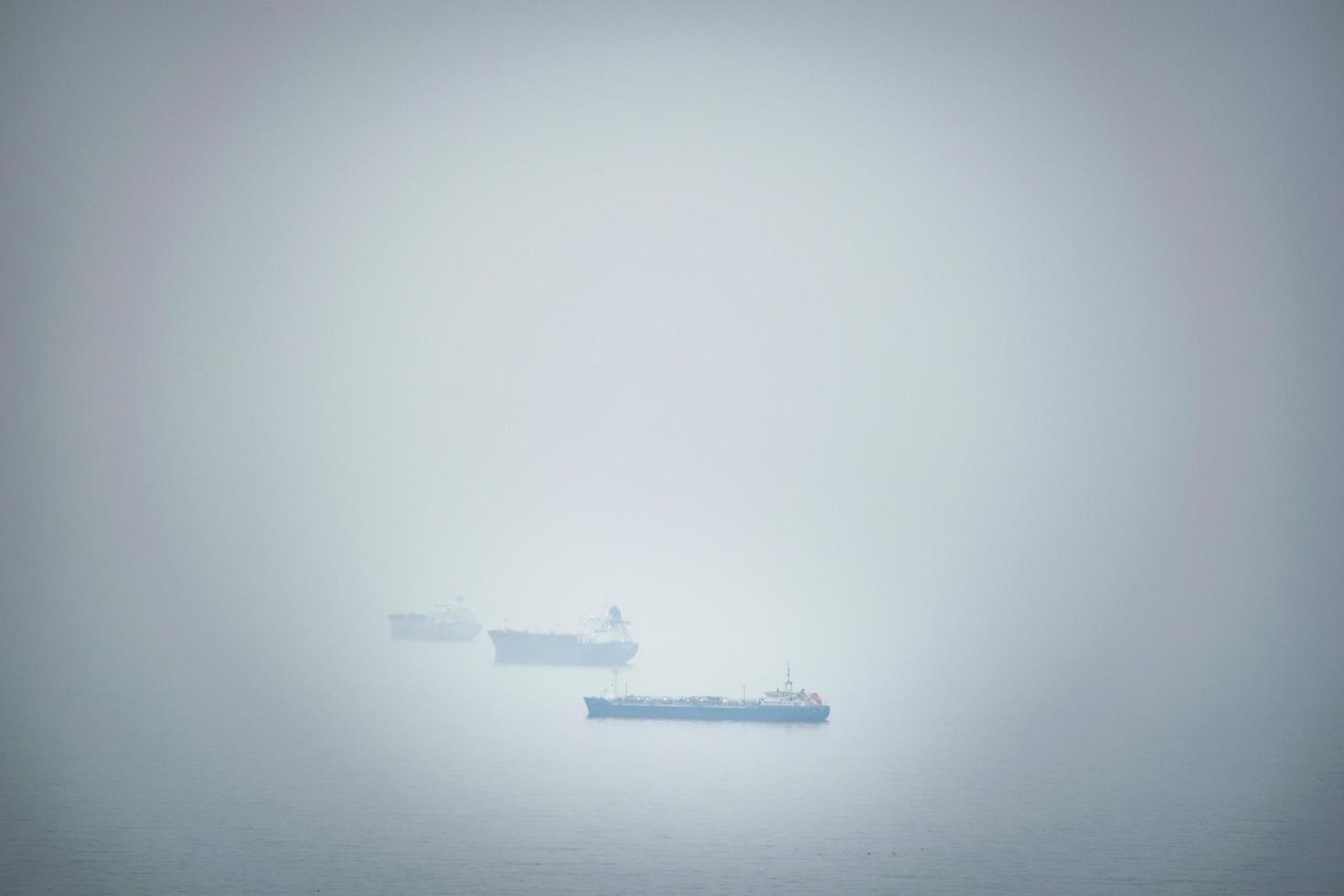 navios na costa em condições de neblina foto