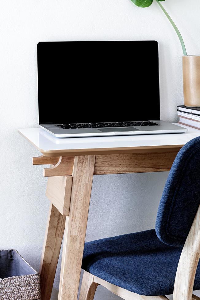 maquete de laptop em um escritório doméstico foto