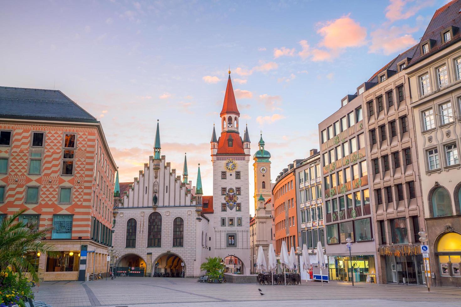 antiga prefeitura na praça marienplatz em munique foto