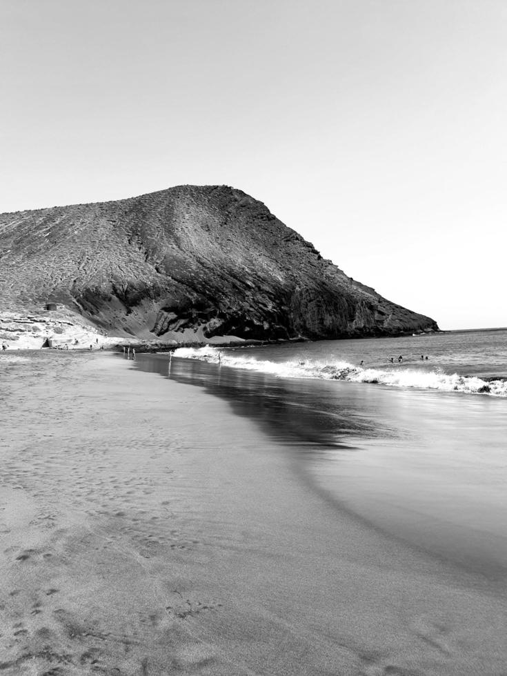 foto monocromática da praia