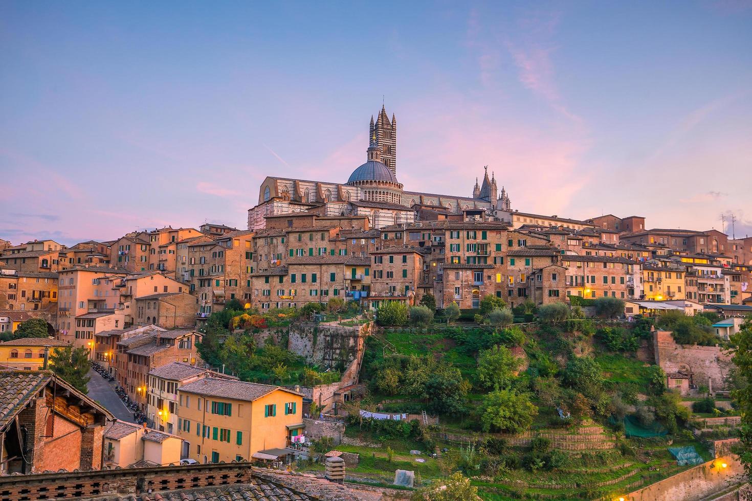 horizonte do centro de siena na itália foto