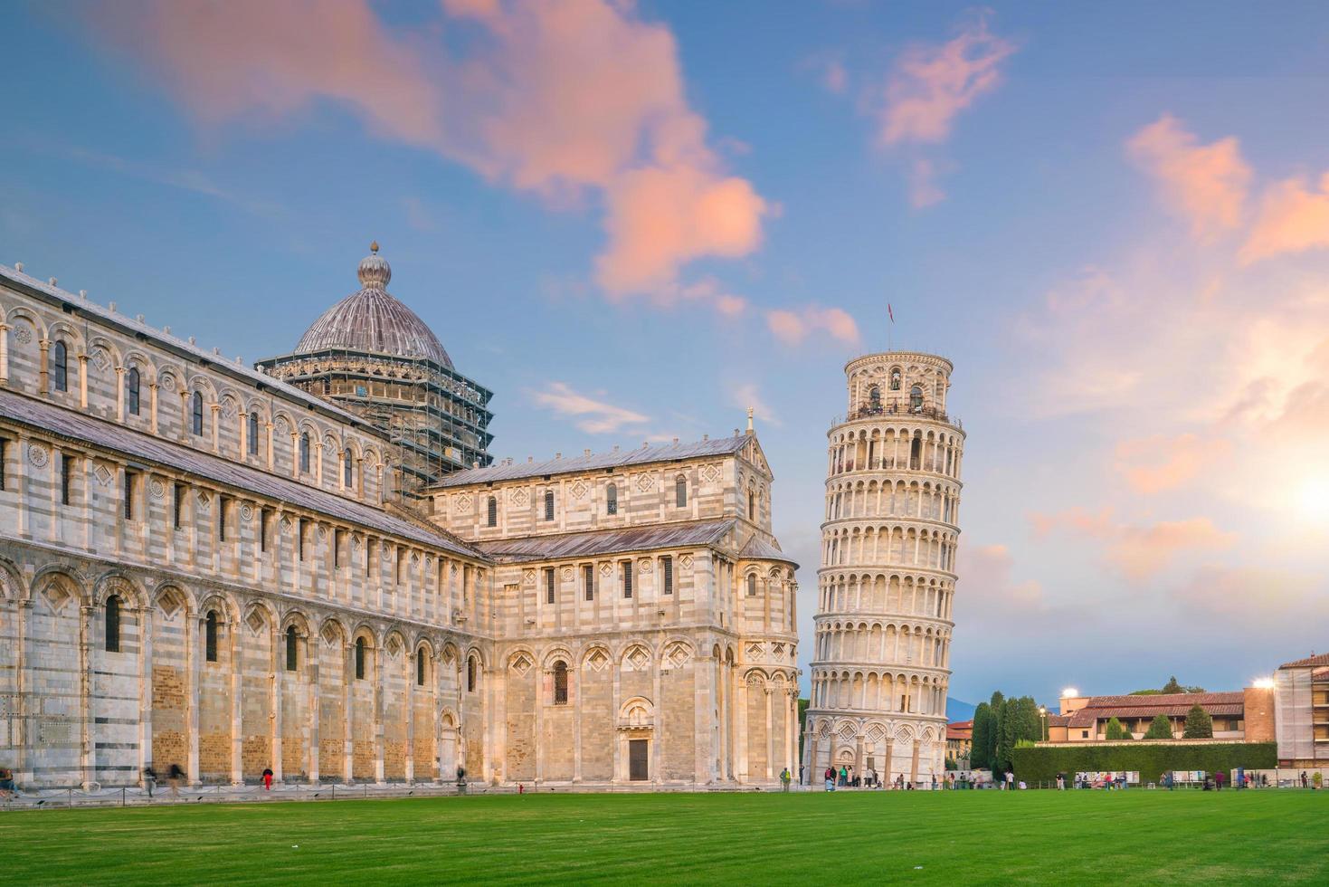 Catedral de pisa e a torre inclinada de pisa. foto