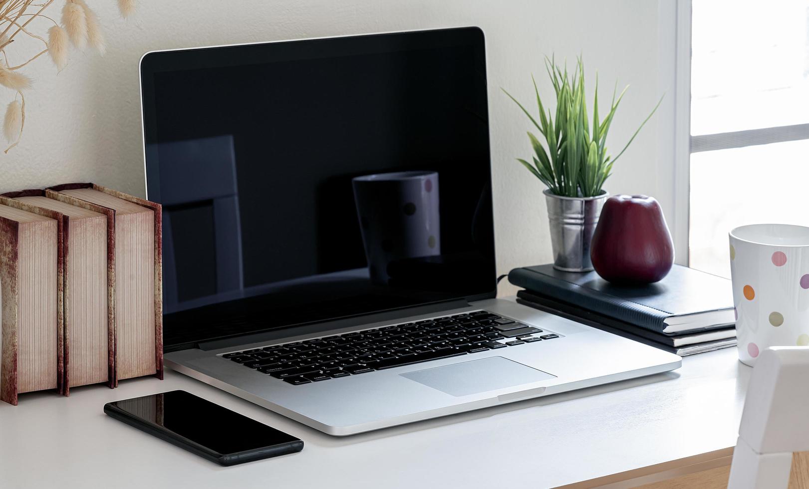 maquete de escritório em casa com um smartphone foto