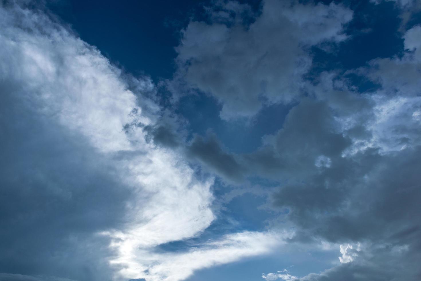 nuvens brancas e cinza foto