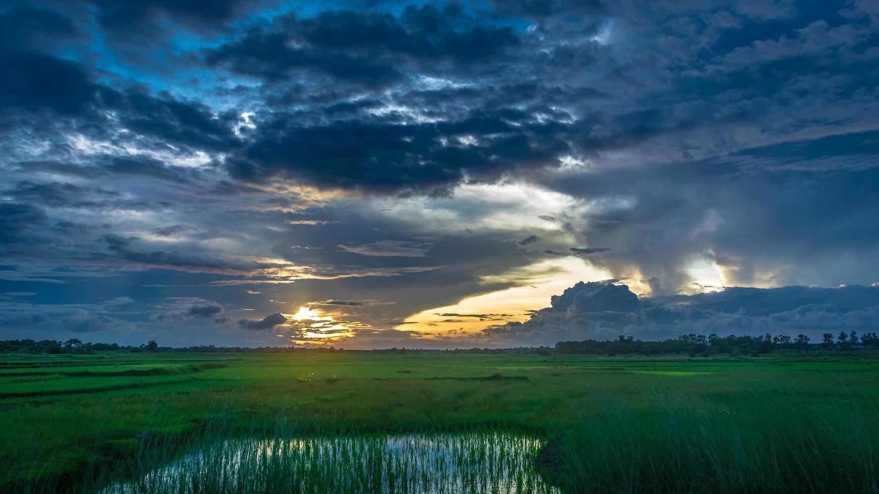 pequeno lago sob o pôr do sol foto