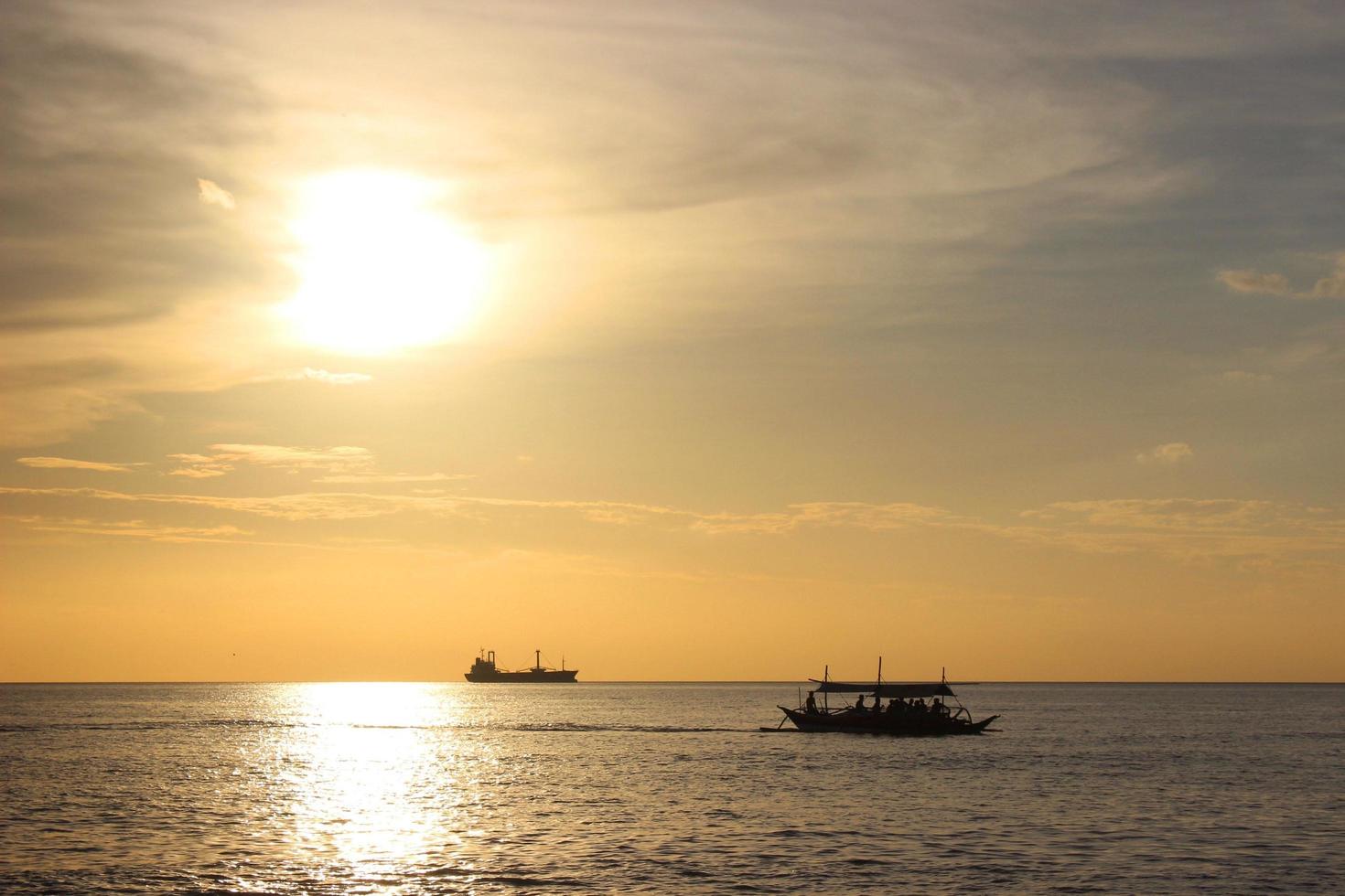 pessoas em um barco nas filipinas foto