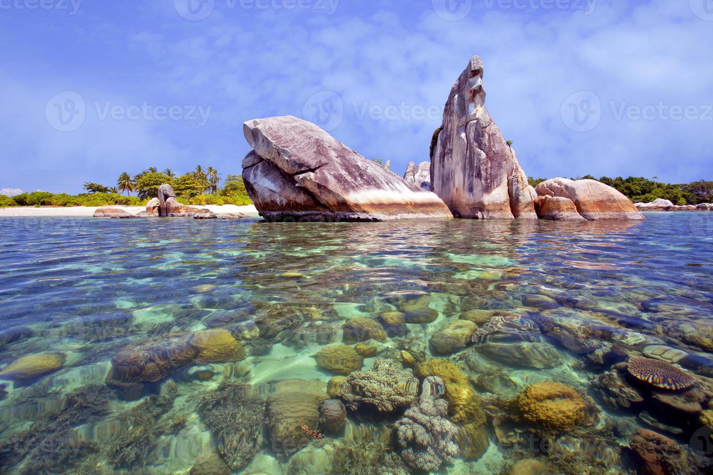 esta ilha é chamada de ilha dos pássaros porque, quando vistas de longe, as rochas graníticas desta ilha têm a forma de um pássaro relaxando em seu ninho. foto