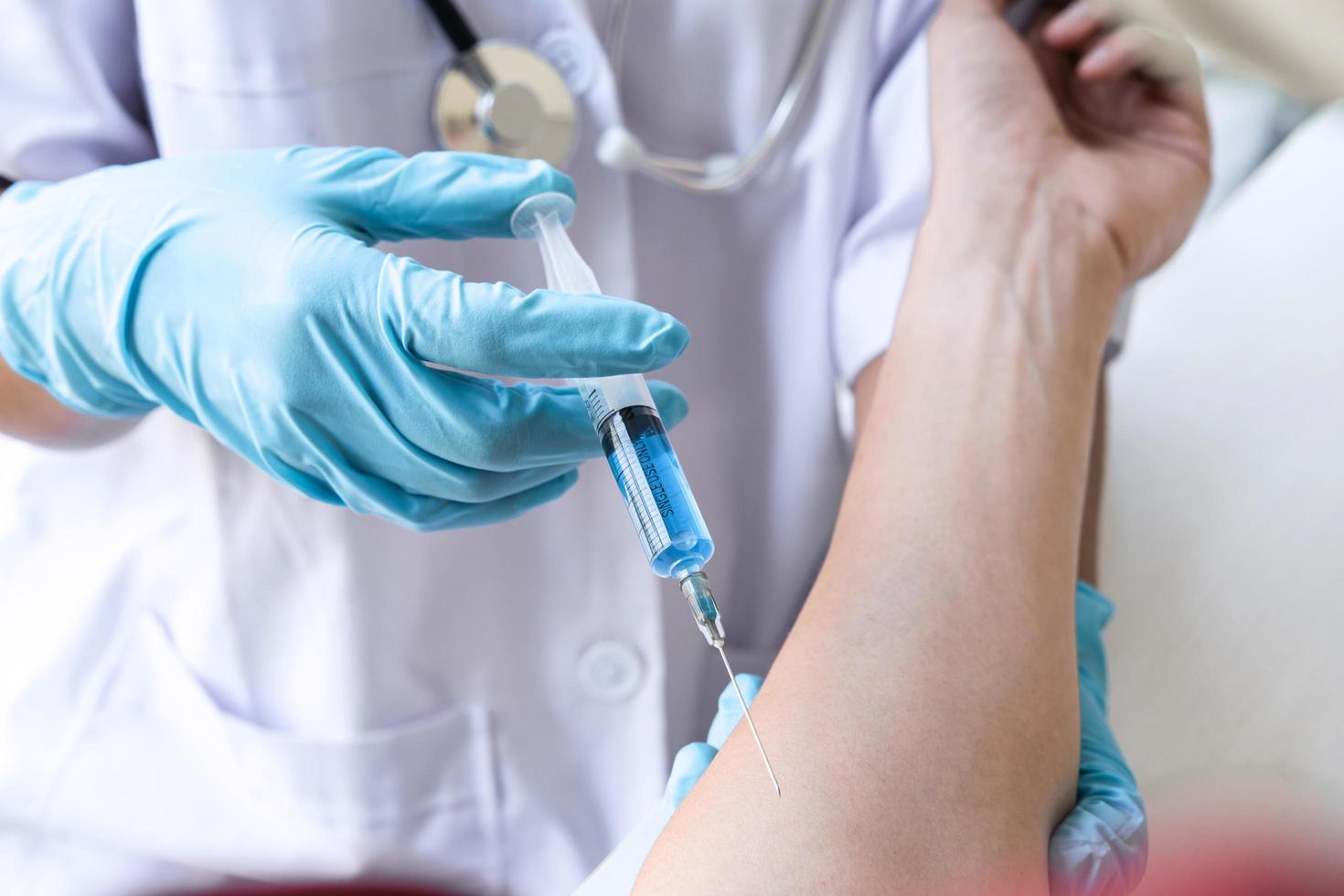 close-up de uma enfermeira dando uma injeção foto