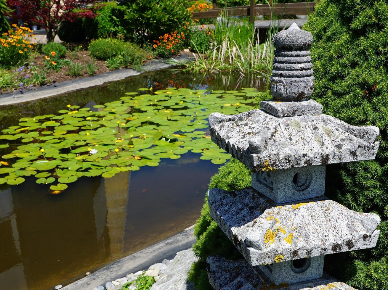 lanterna de pedra no jardim foto