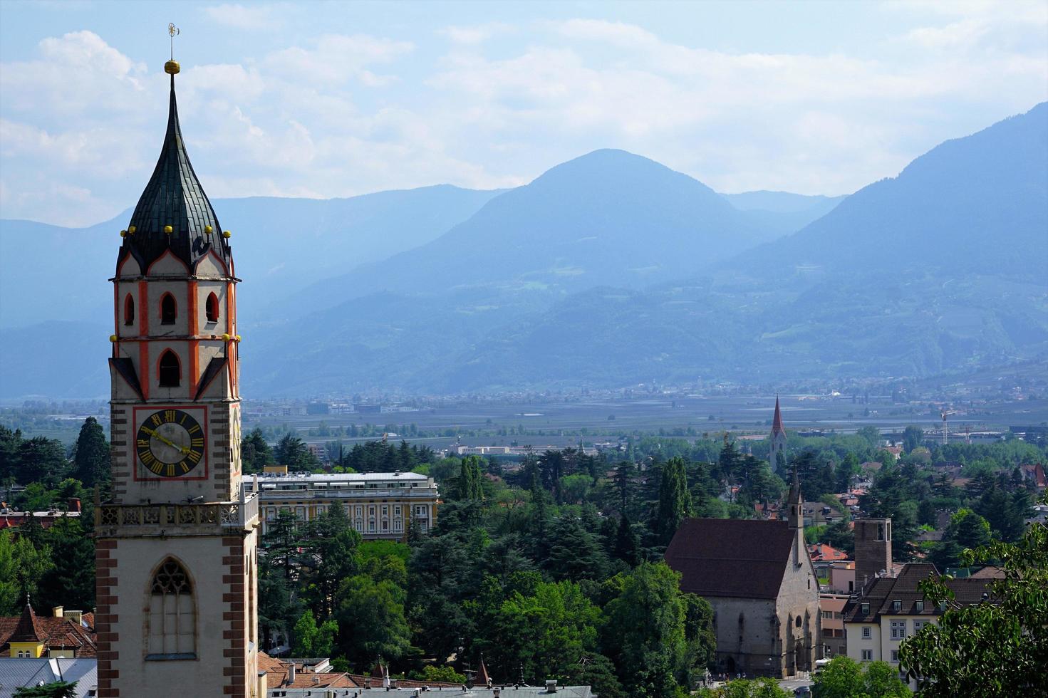 torre da igreja em meran foto