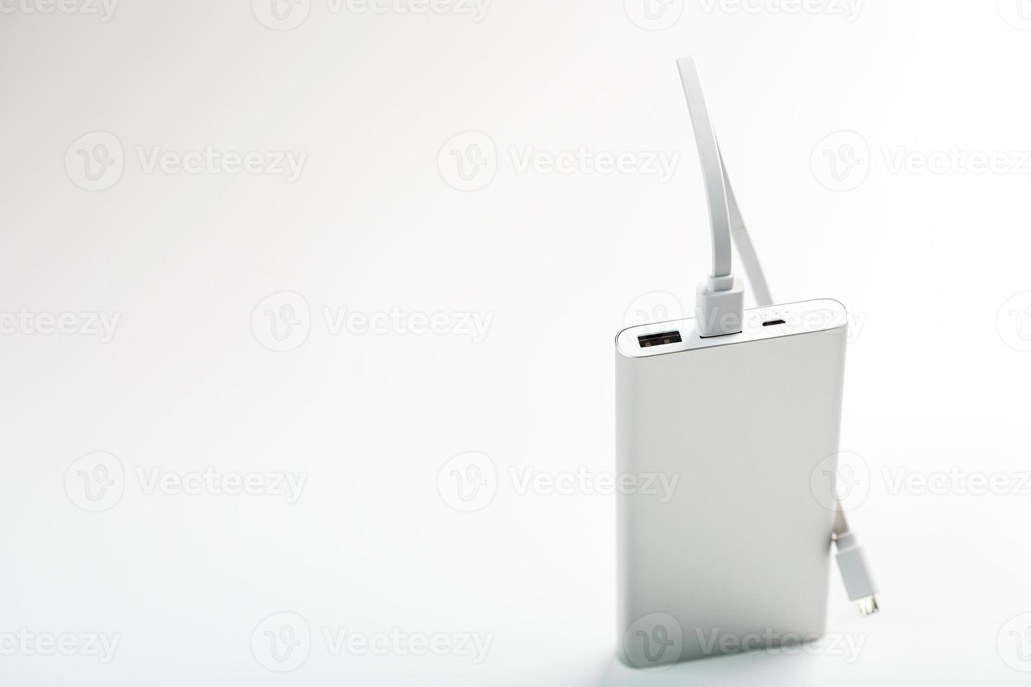 powerbank para carregar dispositivos móveis com cabo, em um fundo branco. foto