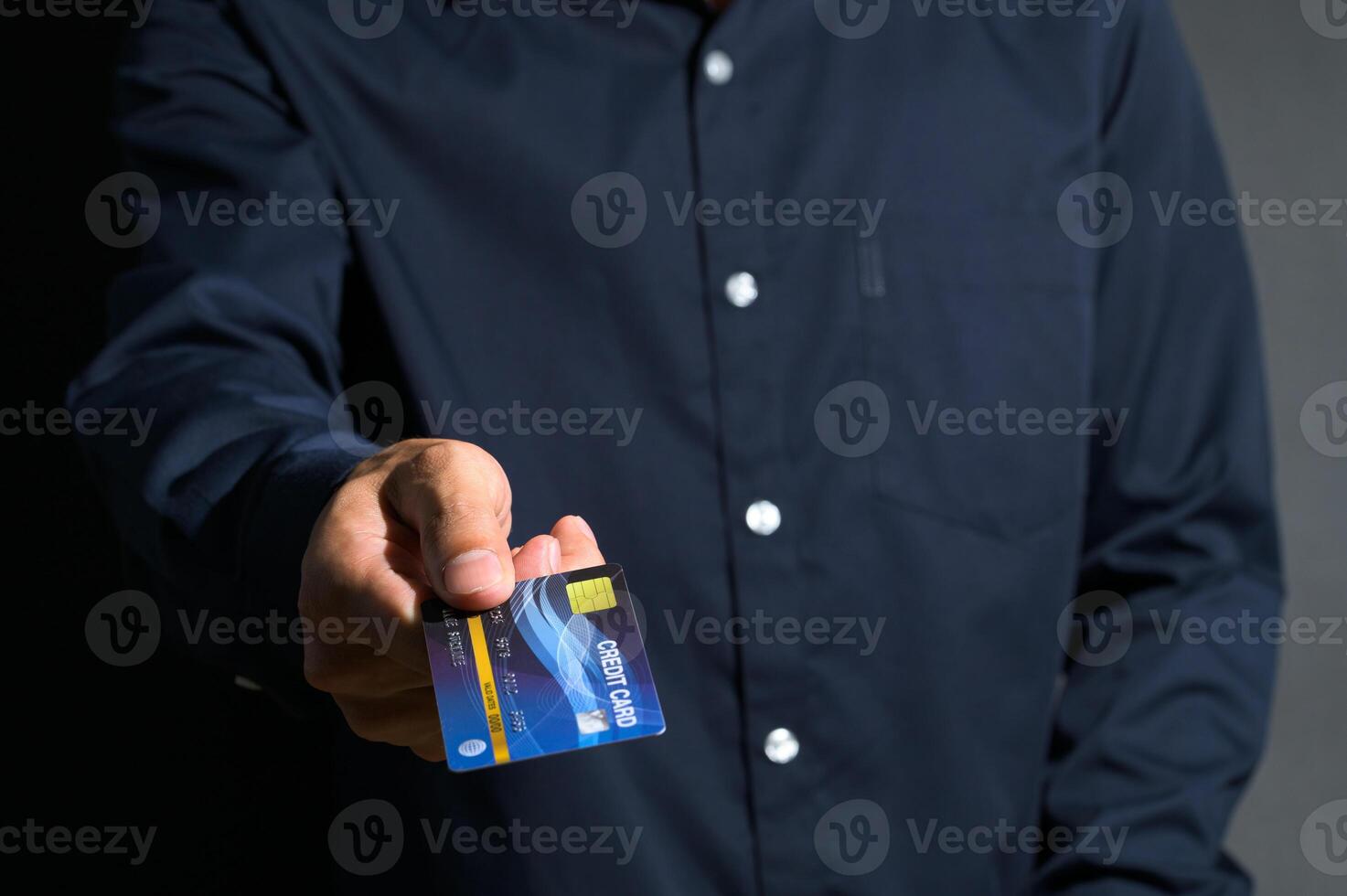 um empresário mostrando cartão de crédito foto