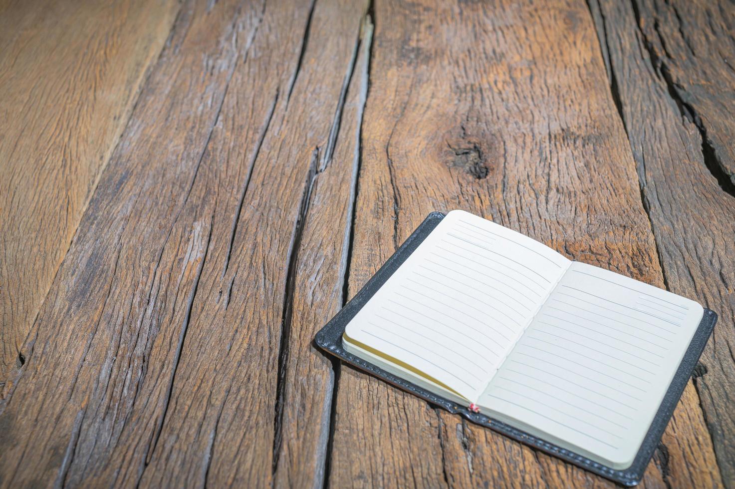 caderno em uma mesa de madeira foto