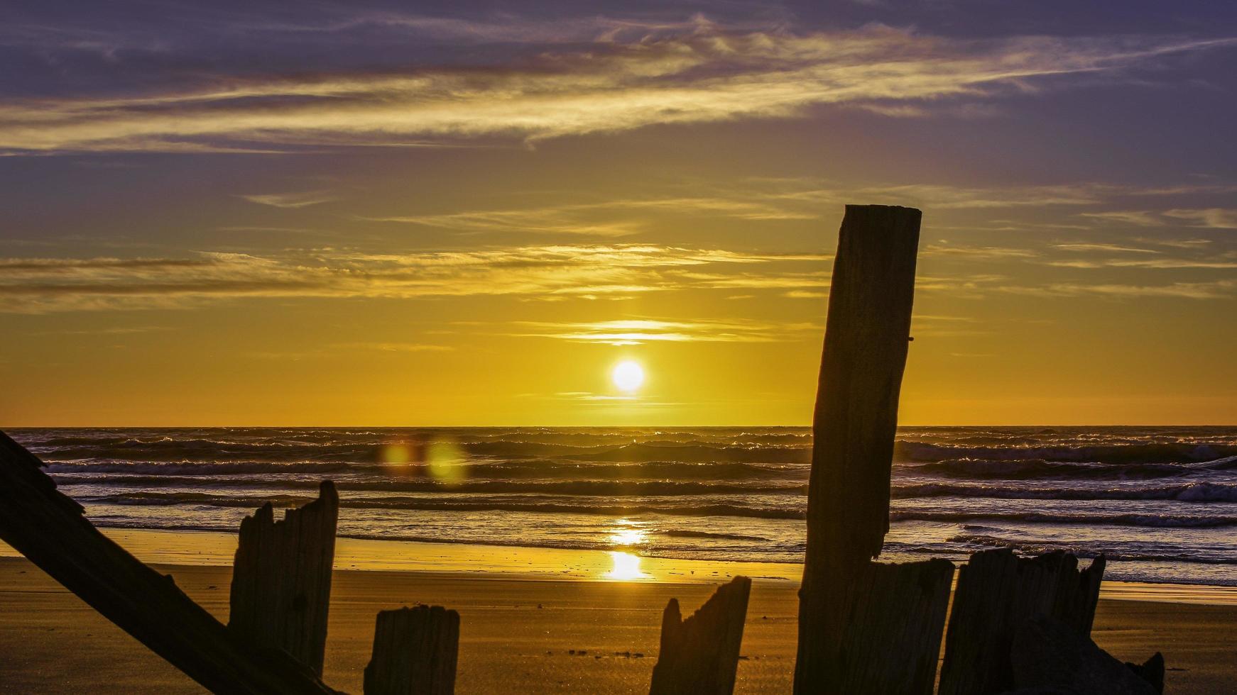 pôr do sol sobre o mar foto