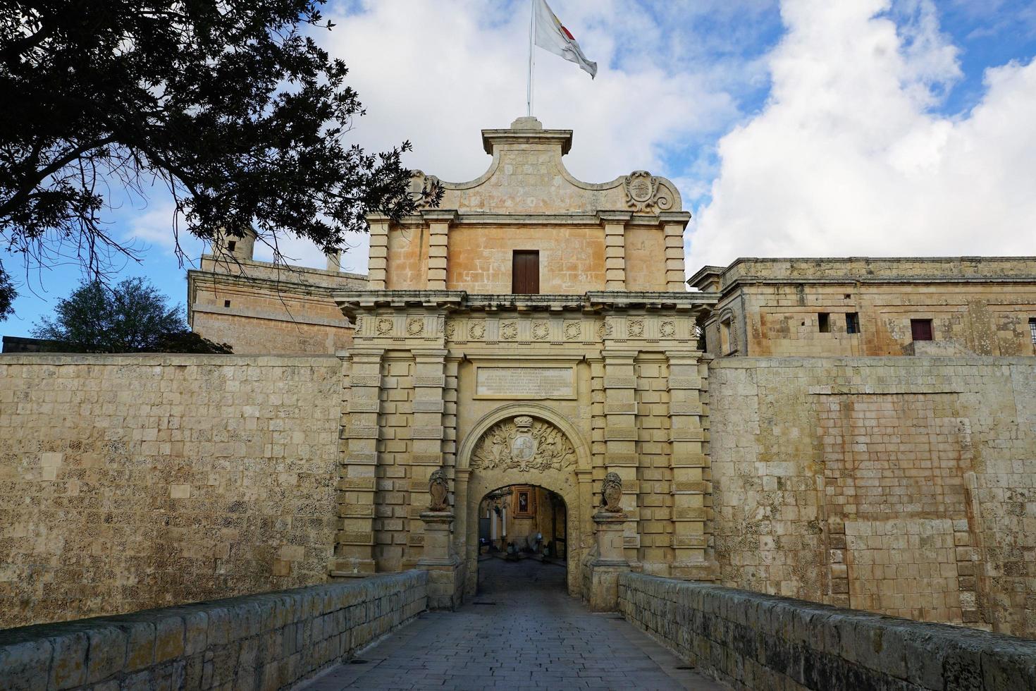 muralha da cidade e portão em mdina foto