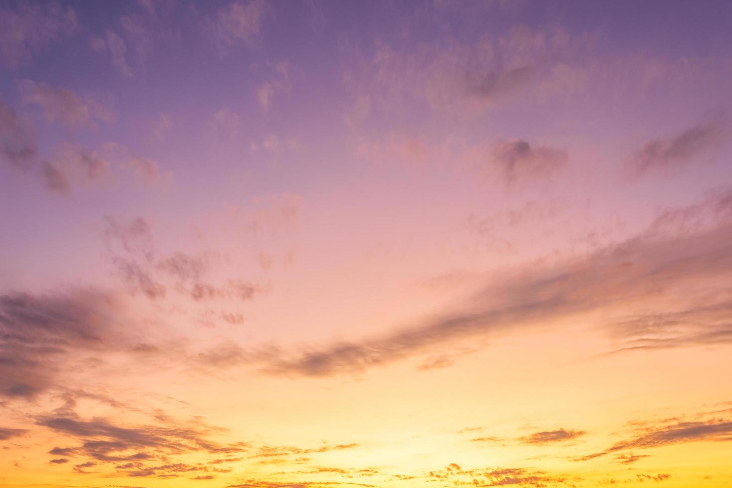 nuvens no céu ao pôr do sol foto