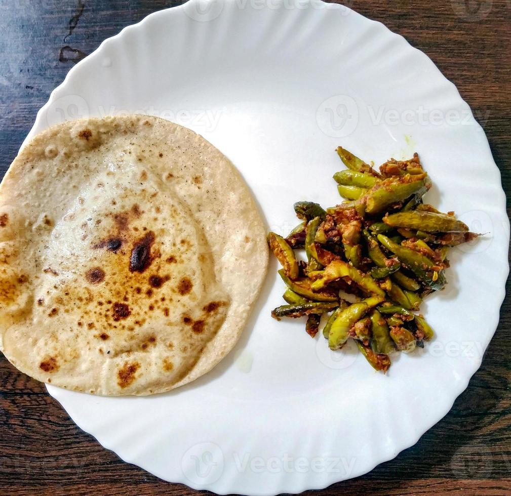 caril de parwal de vegetais indiano e chapati pão indiano de chapati caseiro servido com caril de parwal indiano. foto