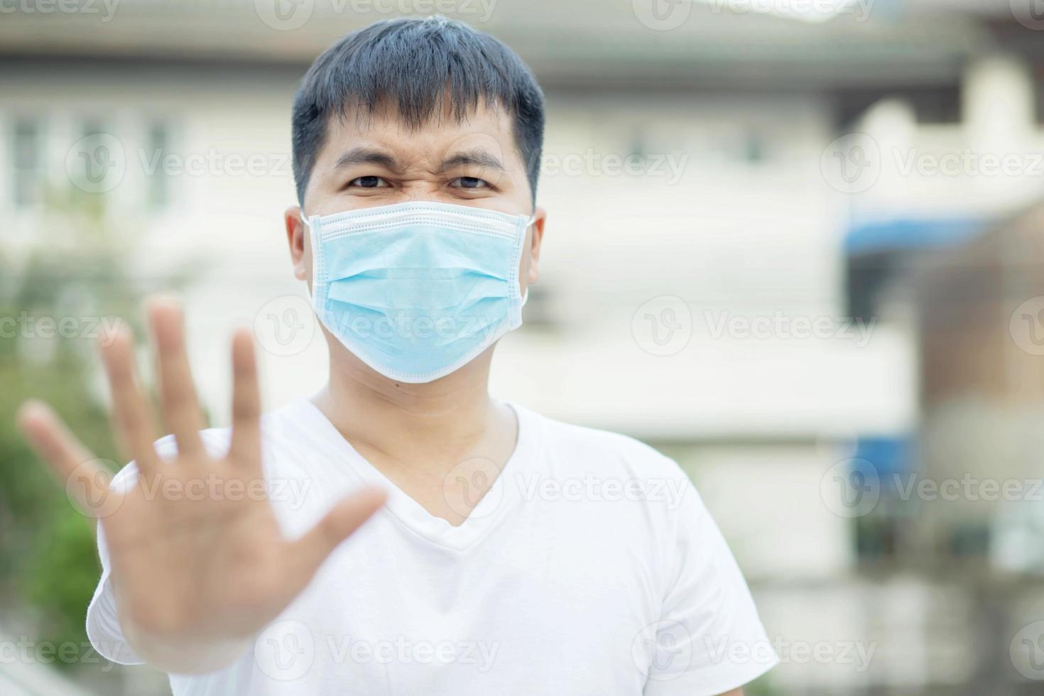 este homem se protegeu do vírus. foto