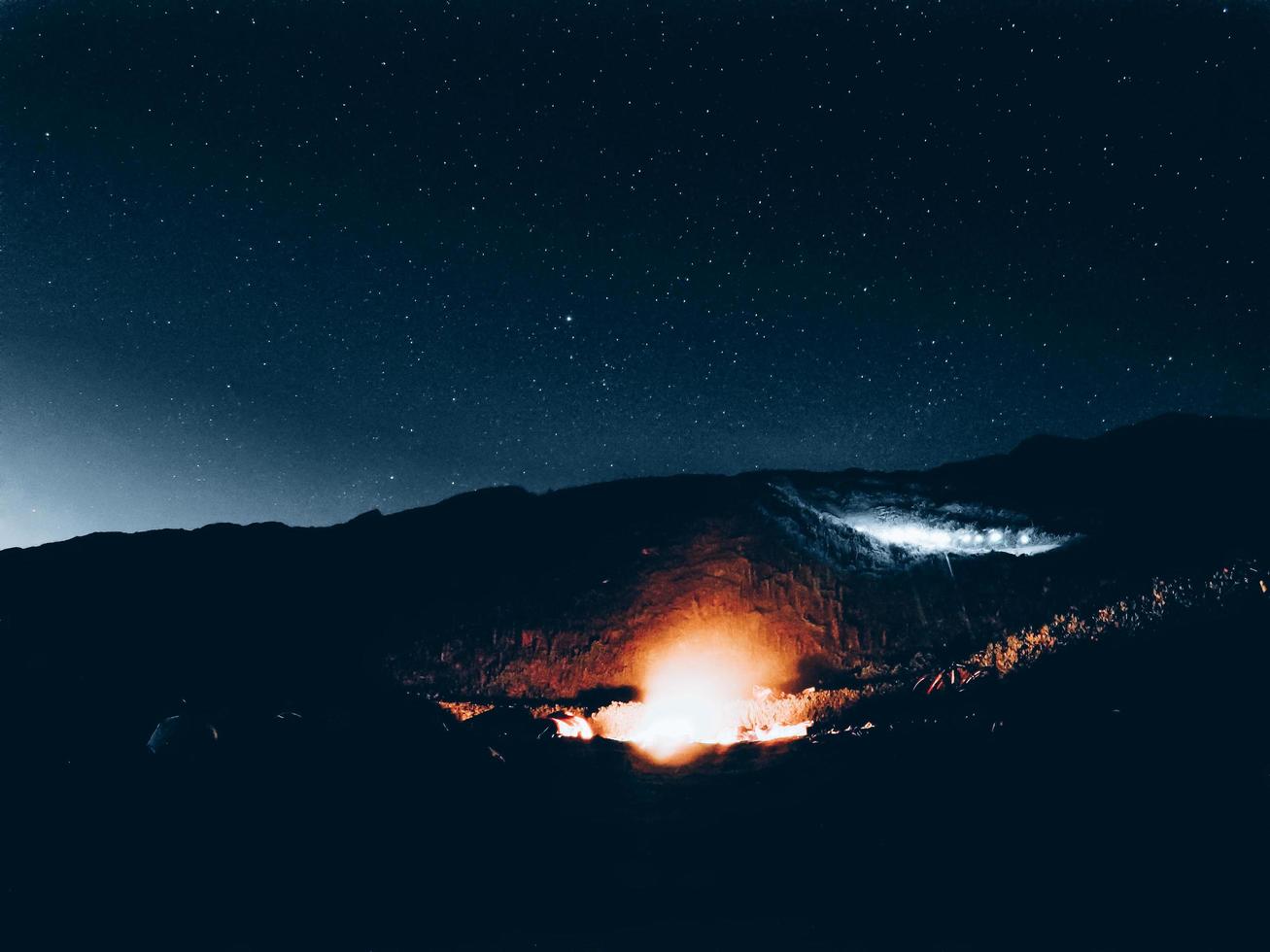 montanha rochosa durante a noite foto