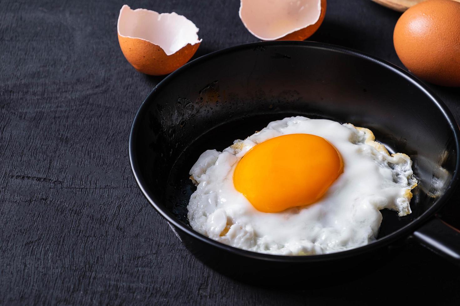 ovos fritos em uma frigideira foto