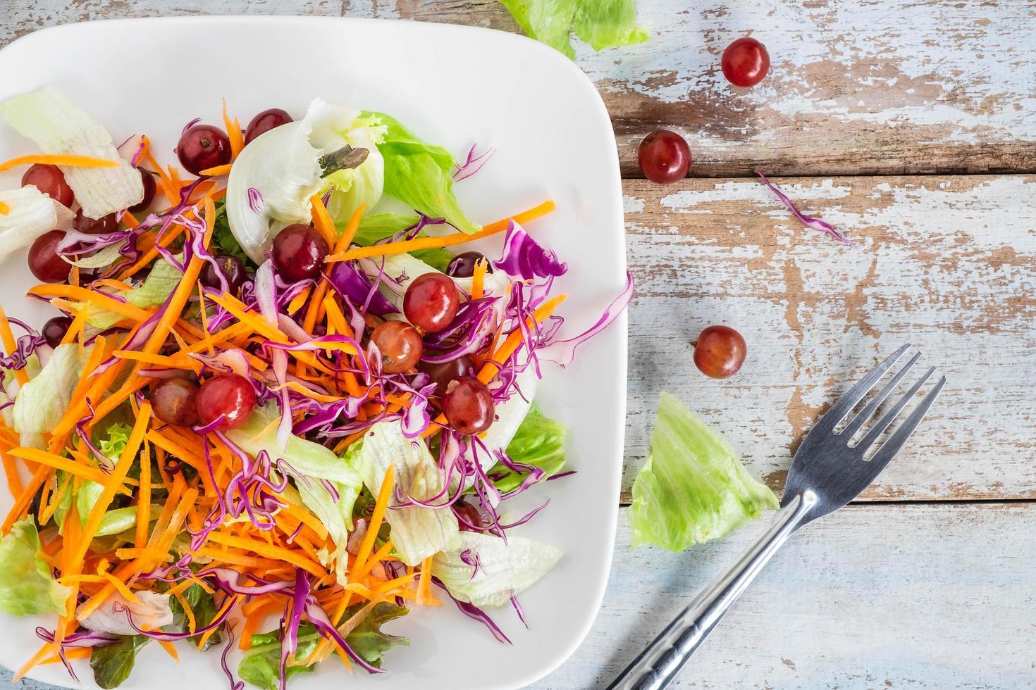 salada de legumes em fundo de madeira foto