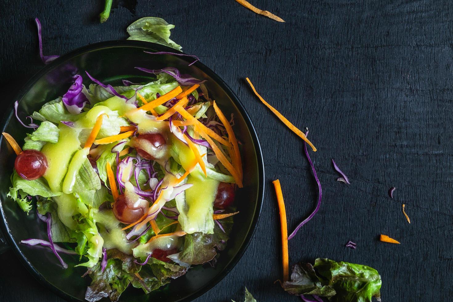 salada de legumes em fundo preto foto