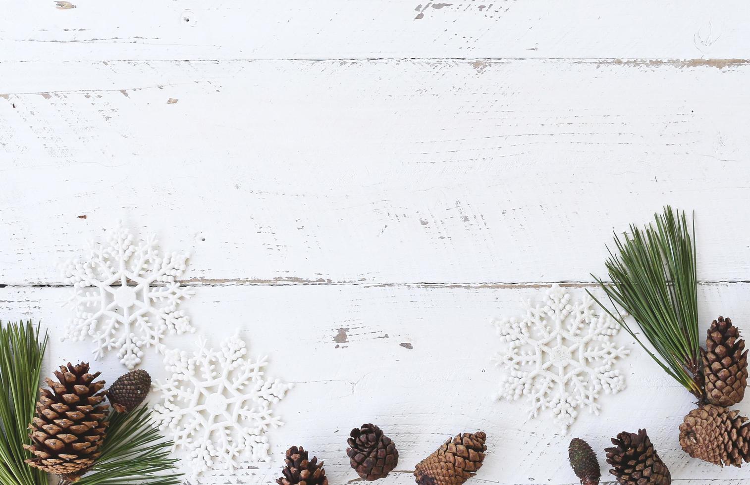 mesa de madeira branca com decoração de inverno foto