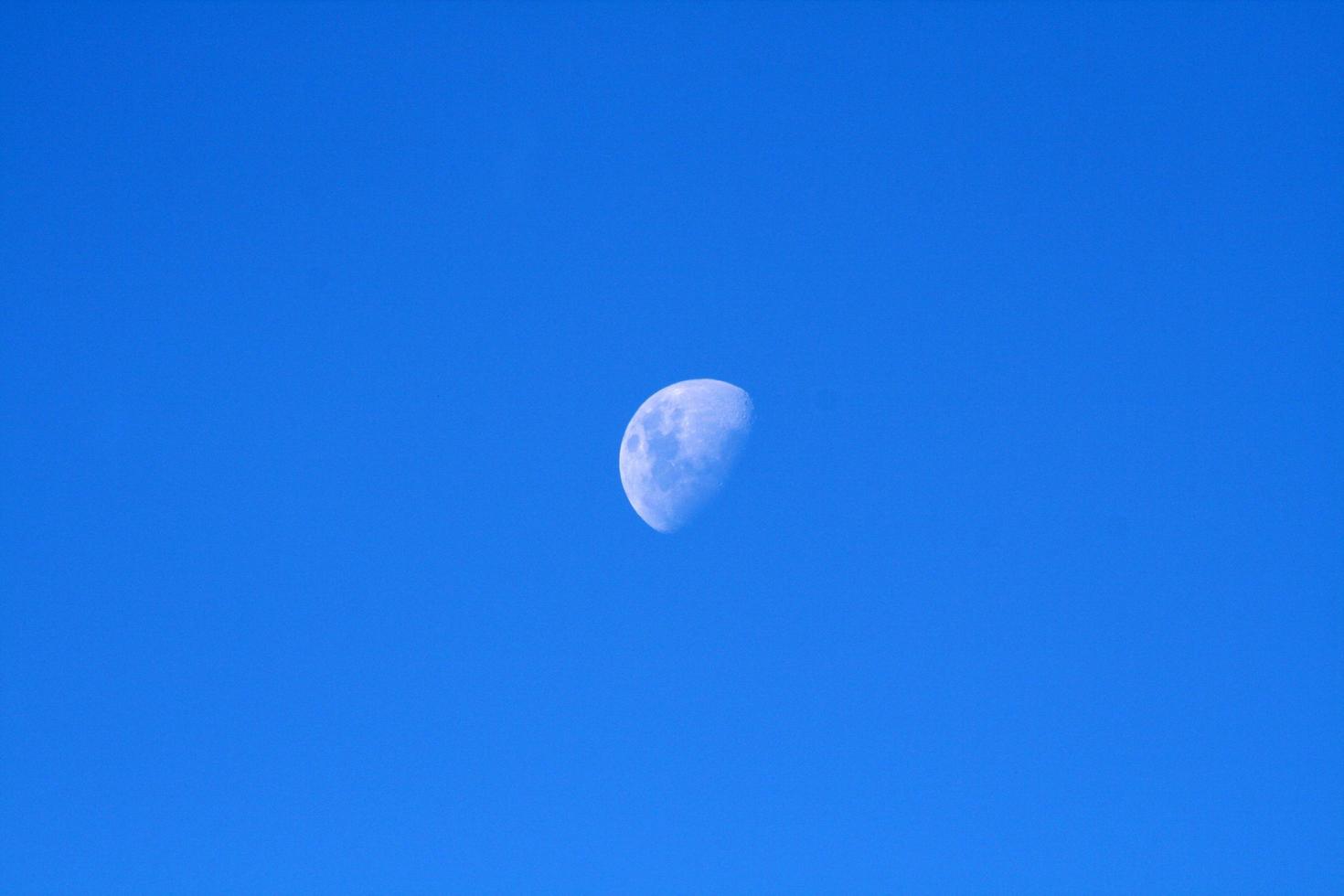 meia lua no céu azul foto