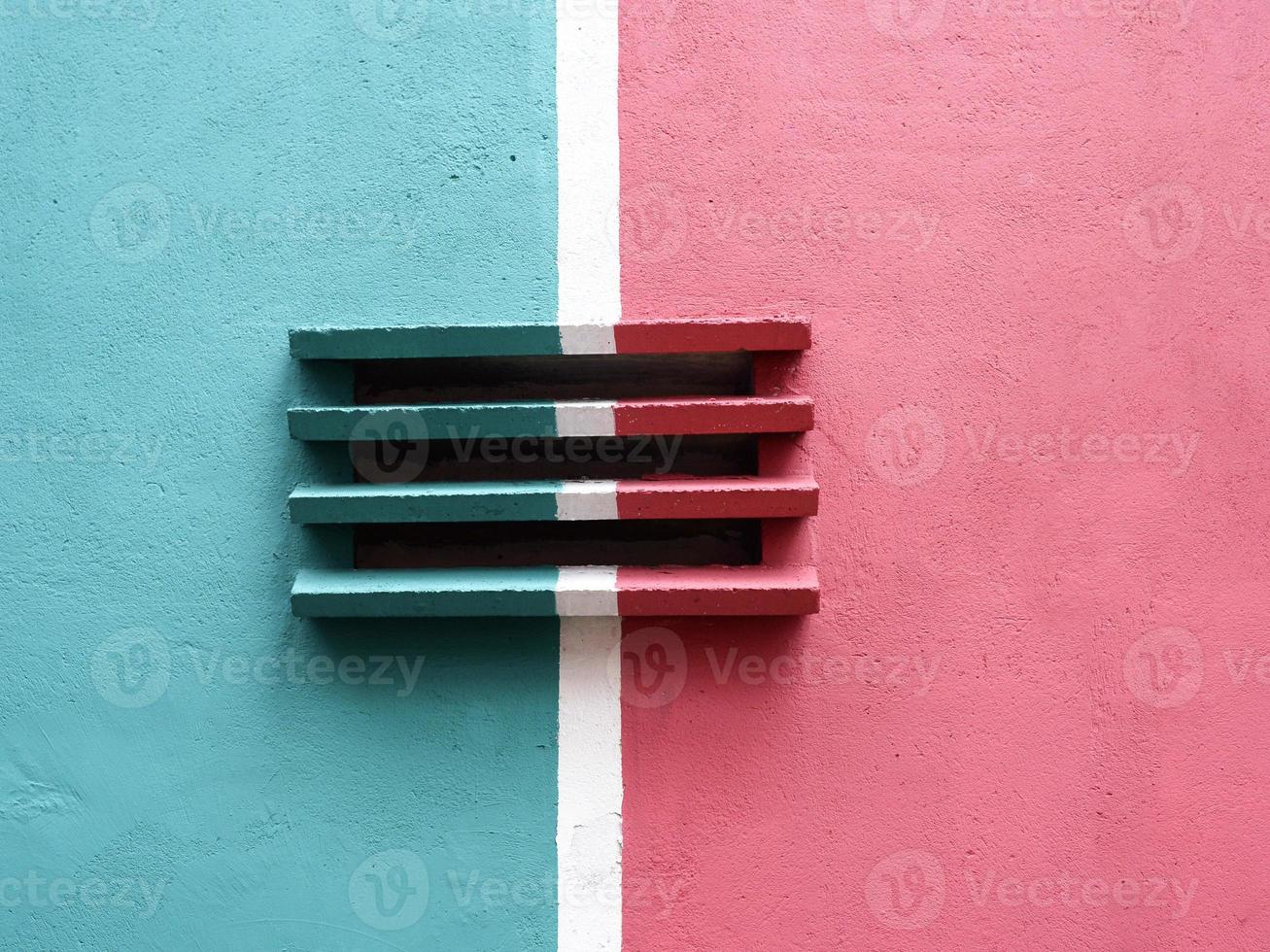 close-up de grelhas de ventilação de concreto com linhas brancas foto