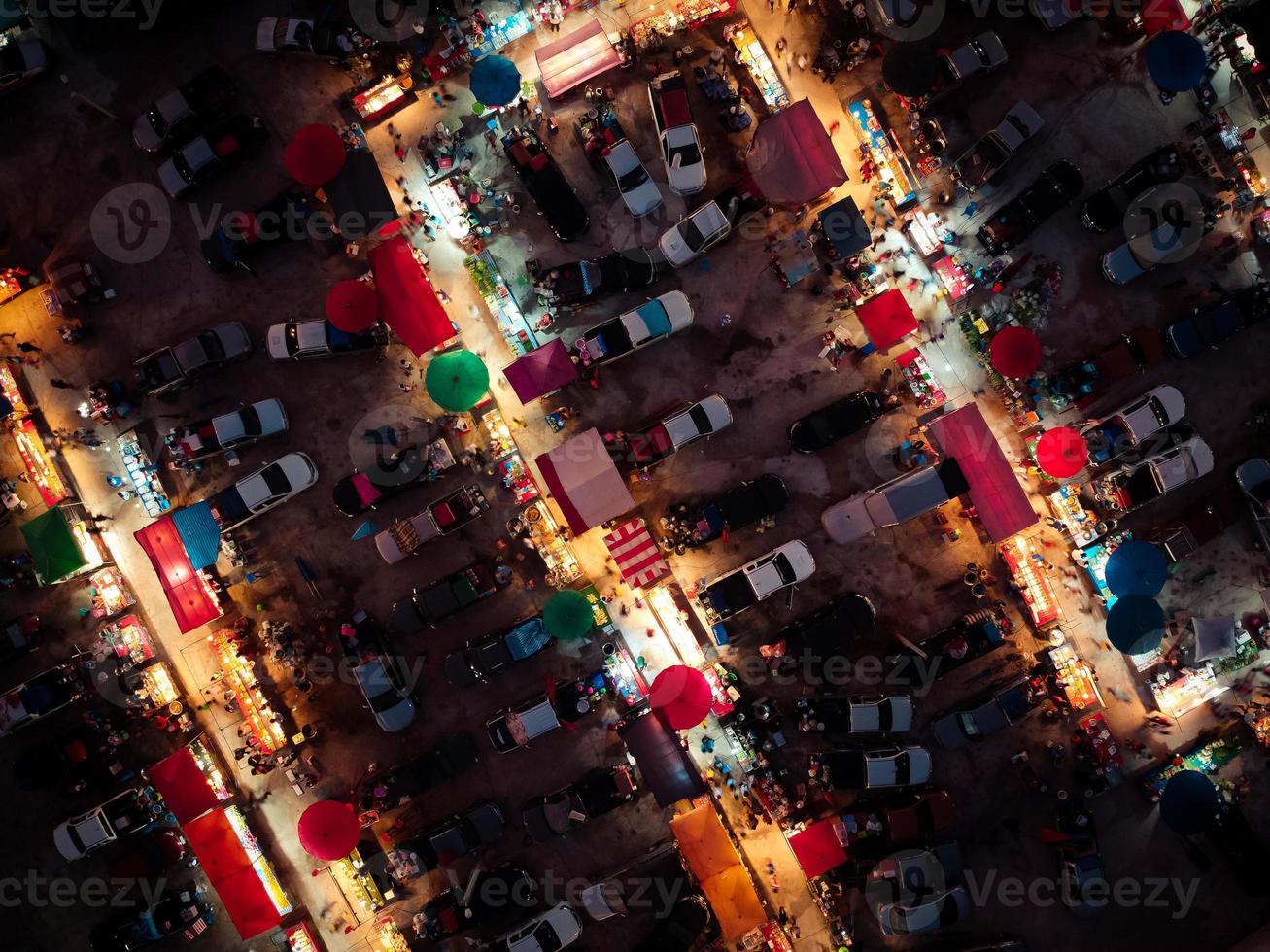 vista aérea no mercado noturno. há muitas pessoas, carros e lojas. foto