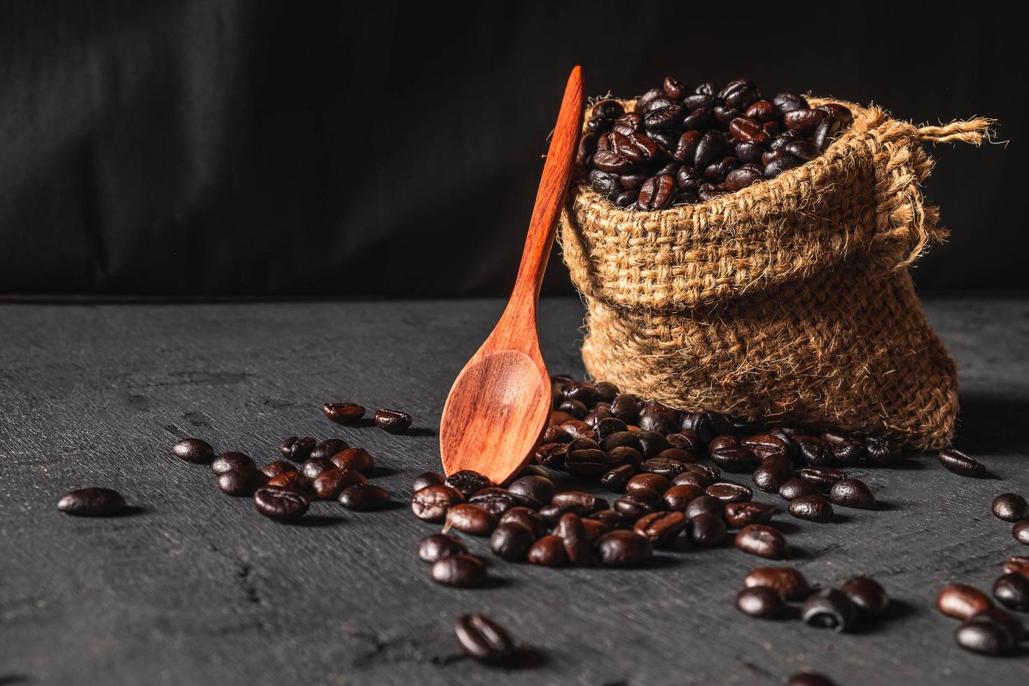 grãos de café crus em uma sacola foto