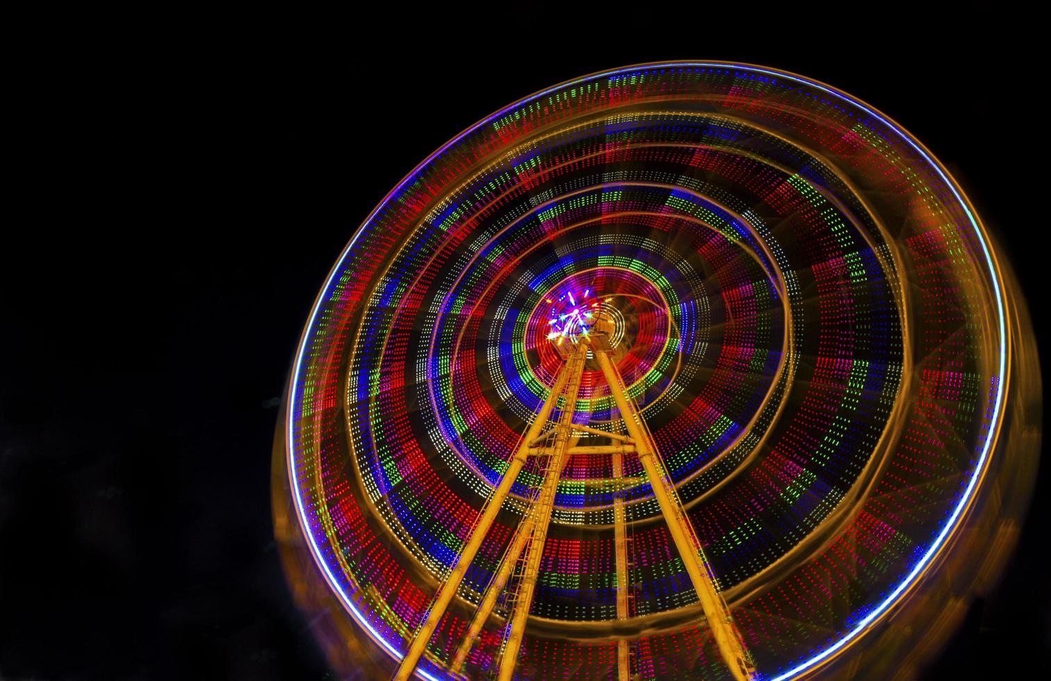 a roda gigante à noite foto