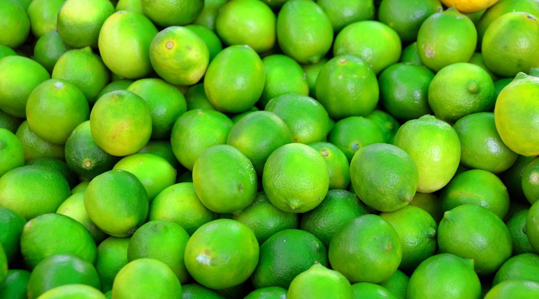 limões verdes à venda foto