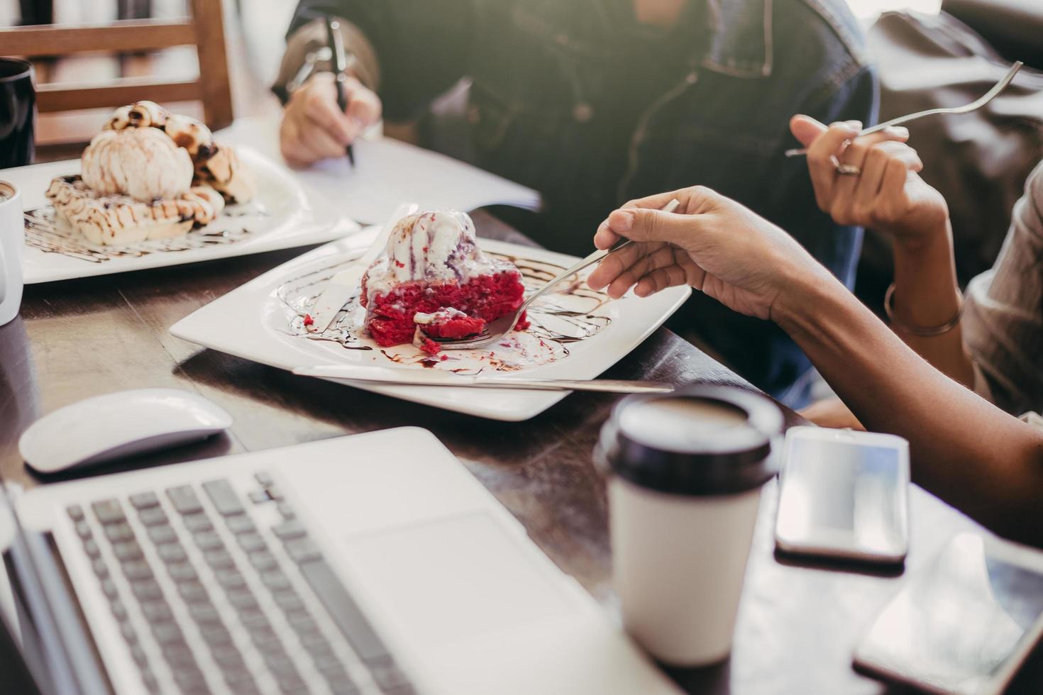 grupo de pessoas se encontram em um café foto