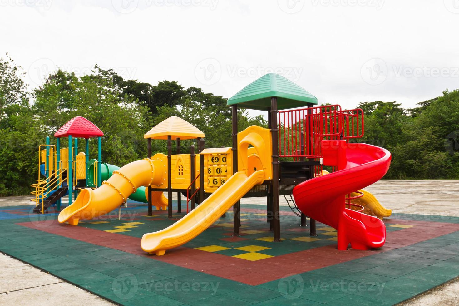 parque infantil colorido foto