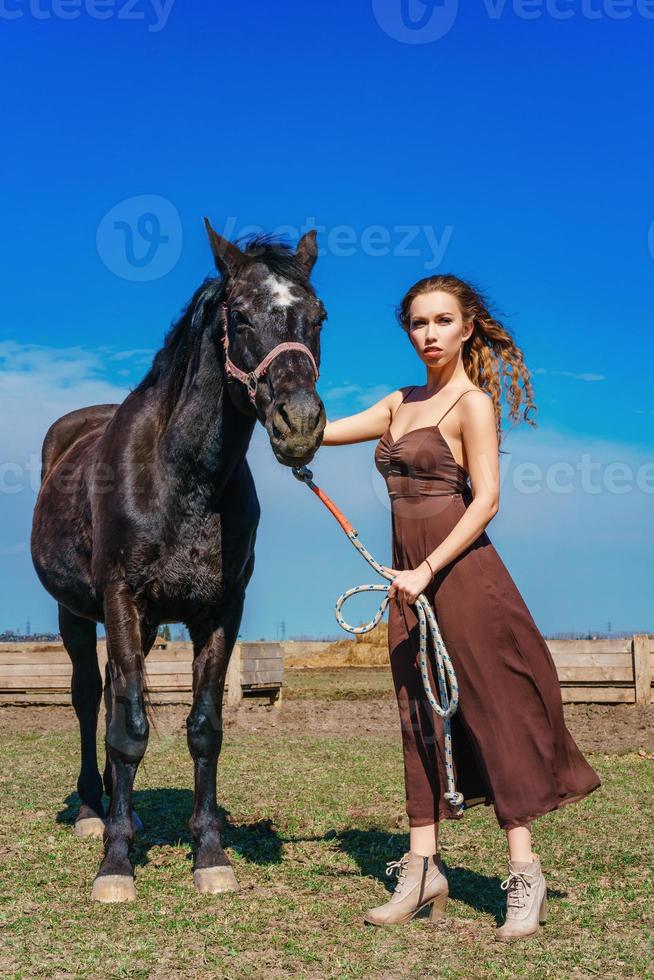 Menina Com Seu Cavalo De Baía Escura Segurando Sua Corda Na Arena Arenosa  Foto de Stock - Imagem de animal, lazer: 225970050