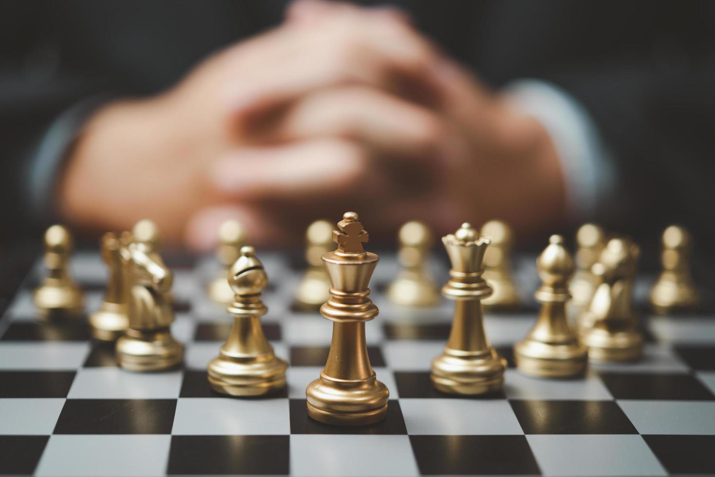 planejamento estratégico e ideia de negócio de sucesso de metas. empresário olhando xadrez para o tabuleiro. foto