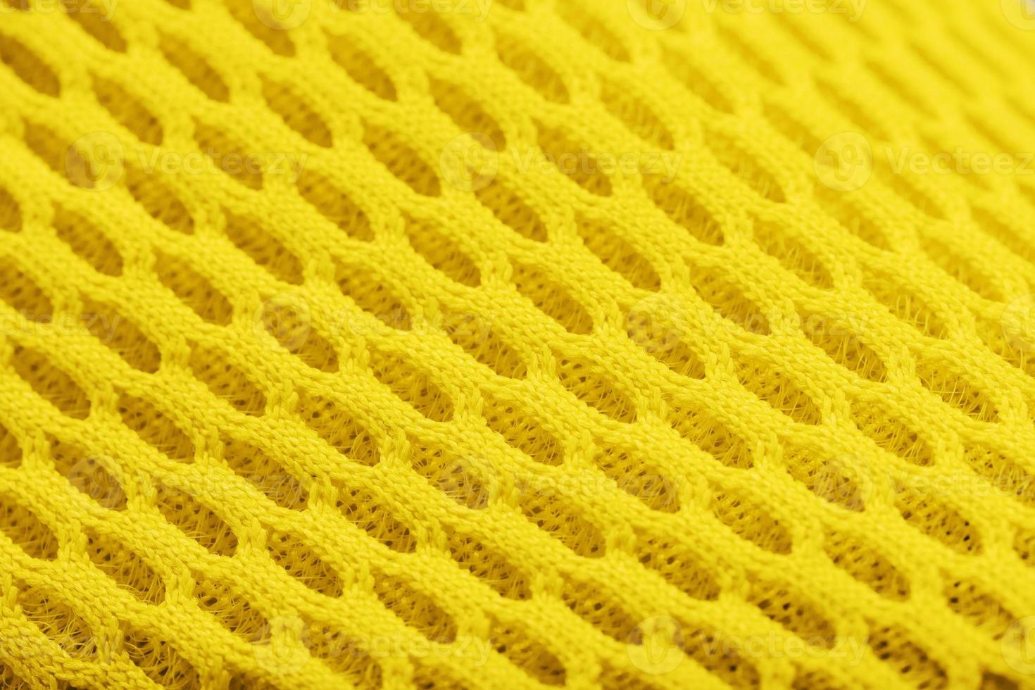 fragmento de um dedo do pé perfurado de um tênis amarelo em close-up. foto