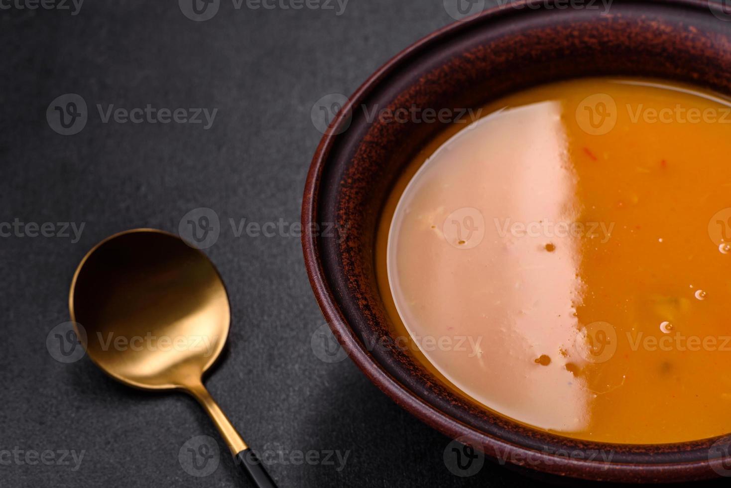 delicioso purê quente de sopa de abóbora e cenoura com especiarias e ervas foto