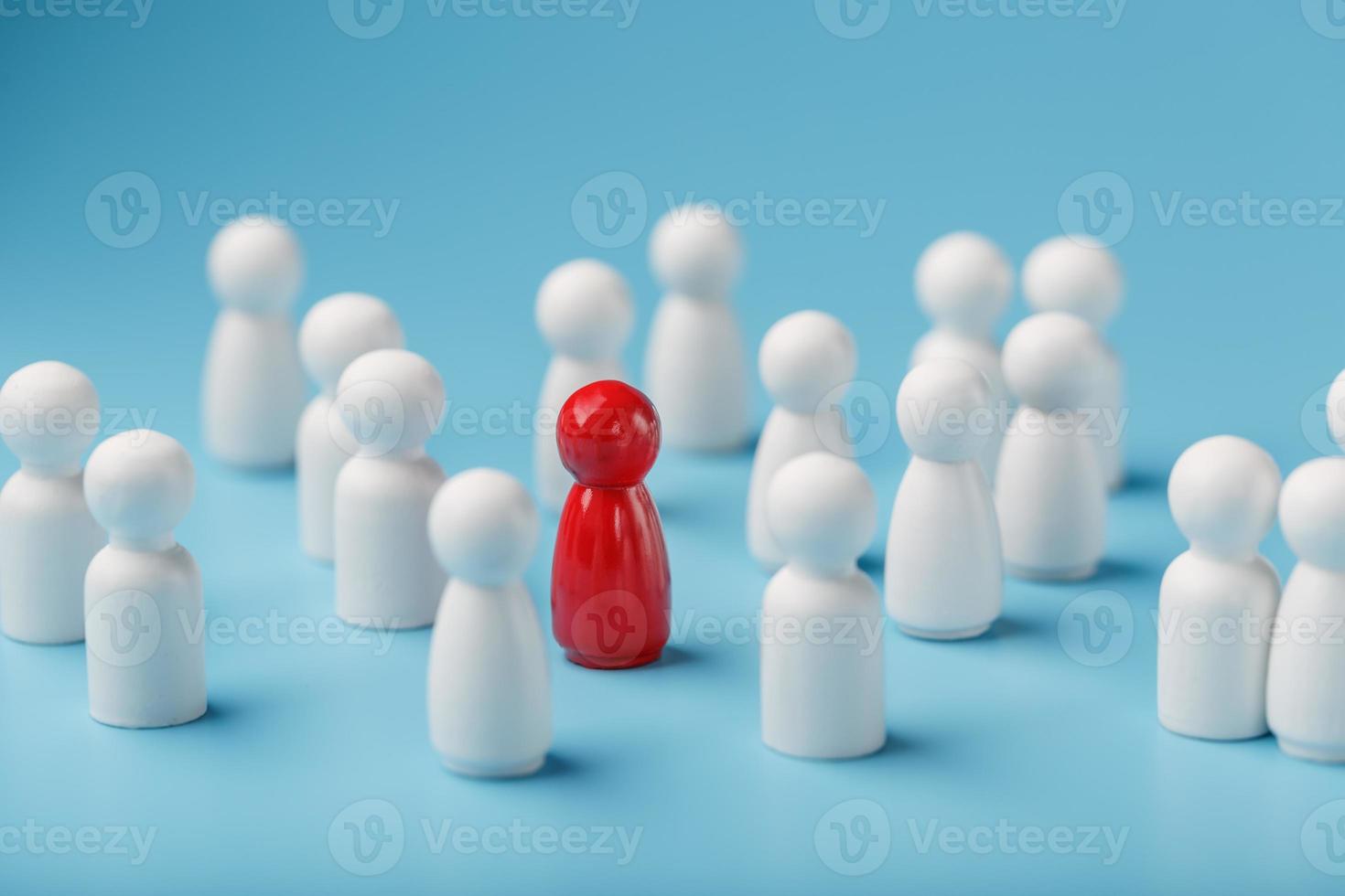 o líder em vermelho lidera um grupo de funcionários brancos para a vitória, rh, recrutamento de pessoal. o conceito de liderança. foto