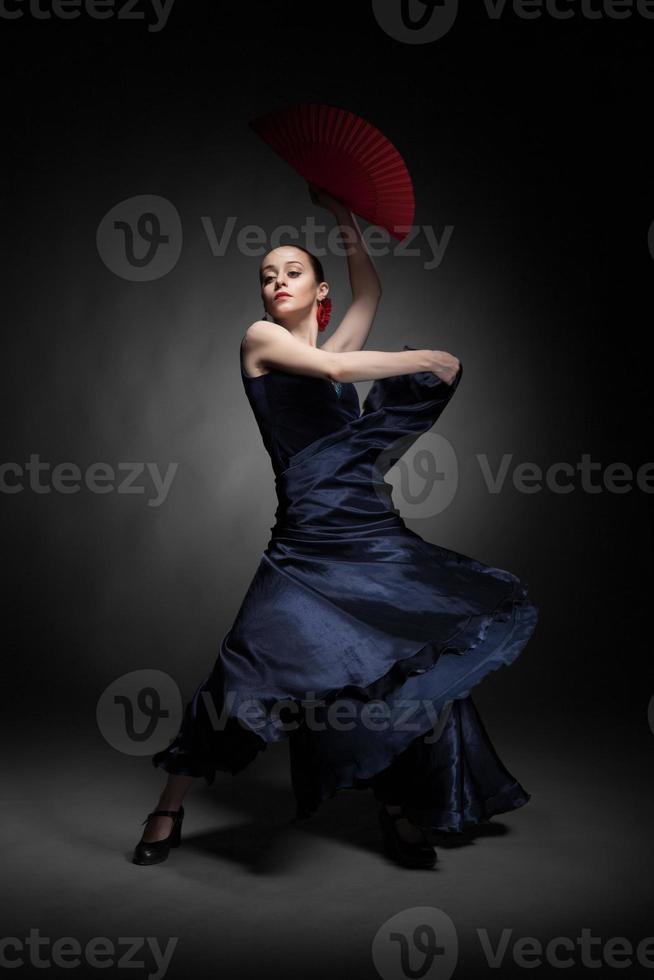 jovem mulher dançando flamenco no preto foto