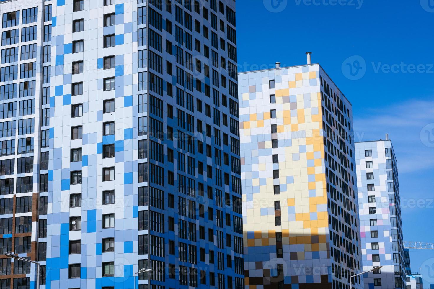 fachadas de arranha-céus contra um céu azul foto