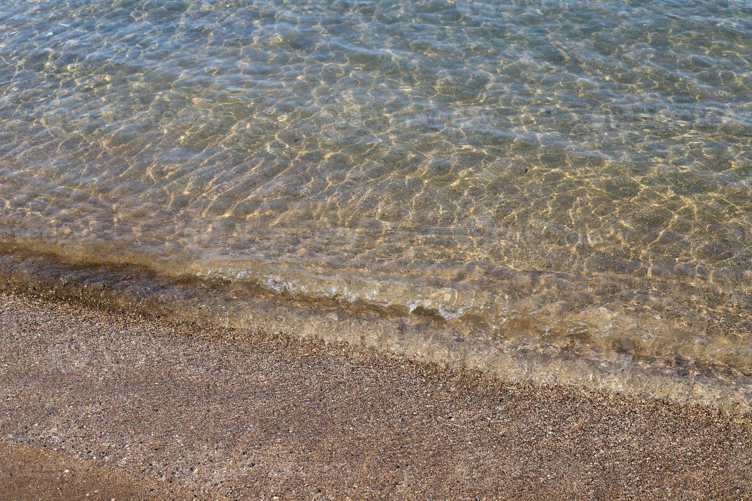 a cor da água no mar mediterrâneo em águas rasas foto