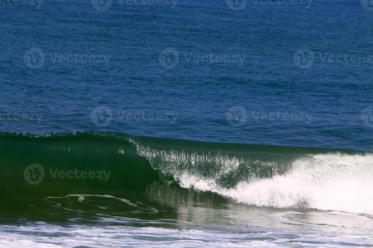 a cor da água no mar mediterrâneo em águas rasas foto