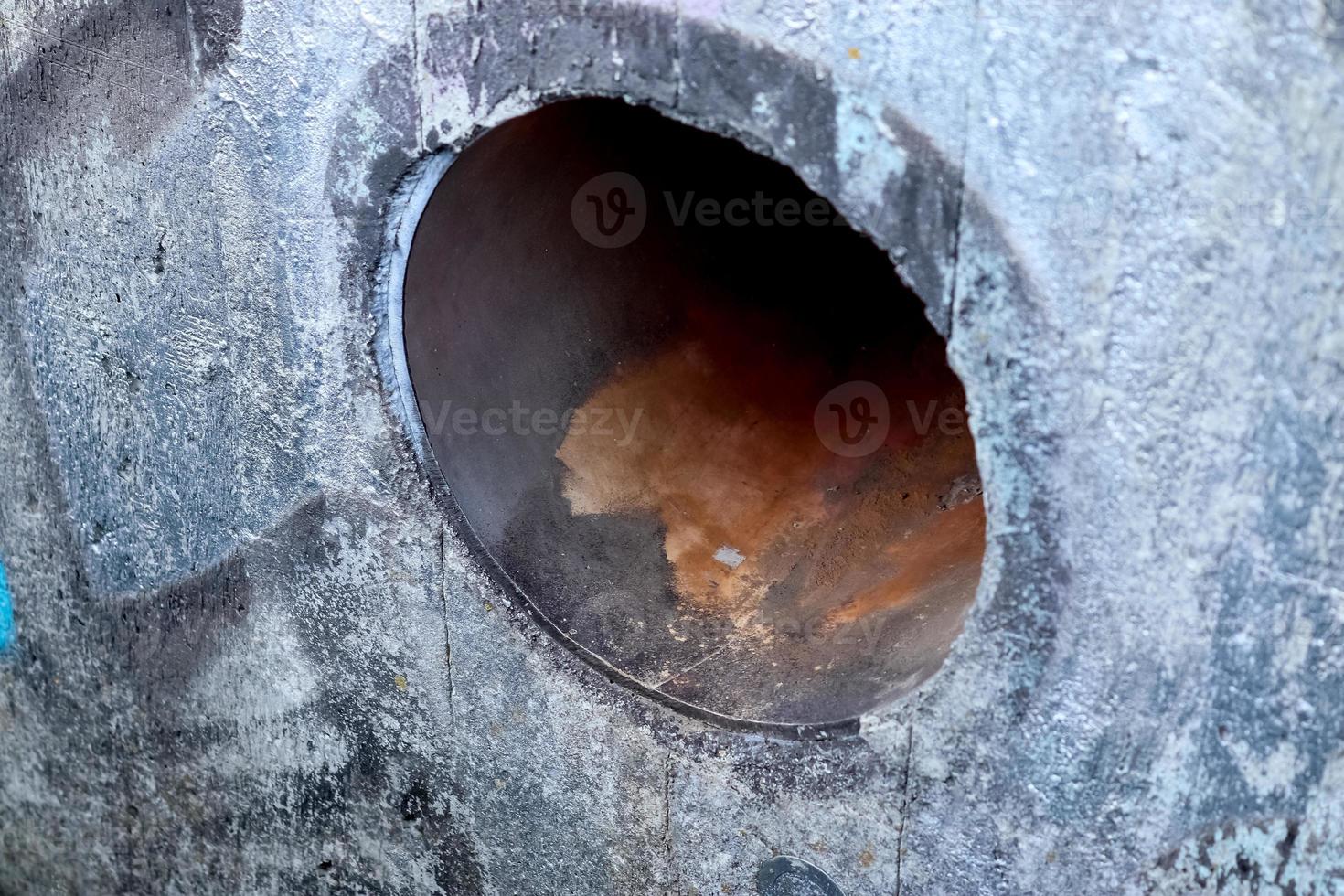 vista detalhada em paredes de concreto envelhecidas coloridas de diferentes edifícios modernos e hostis com rachaduras e muita estrutura foto