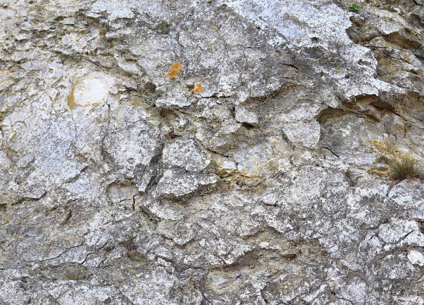 close-up vista em uma parede de pedra calcária natural nas montanhas. foto