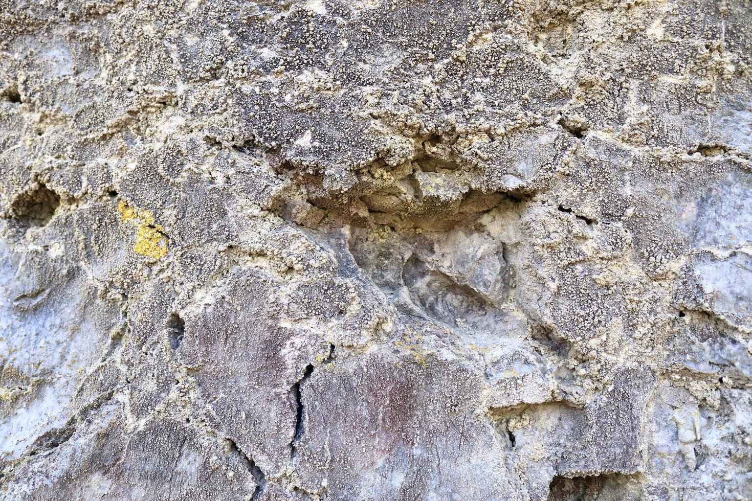 close-up vista em uma parede de pedra calcária natural nas montanhas. foto