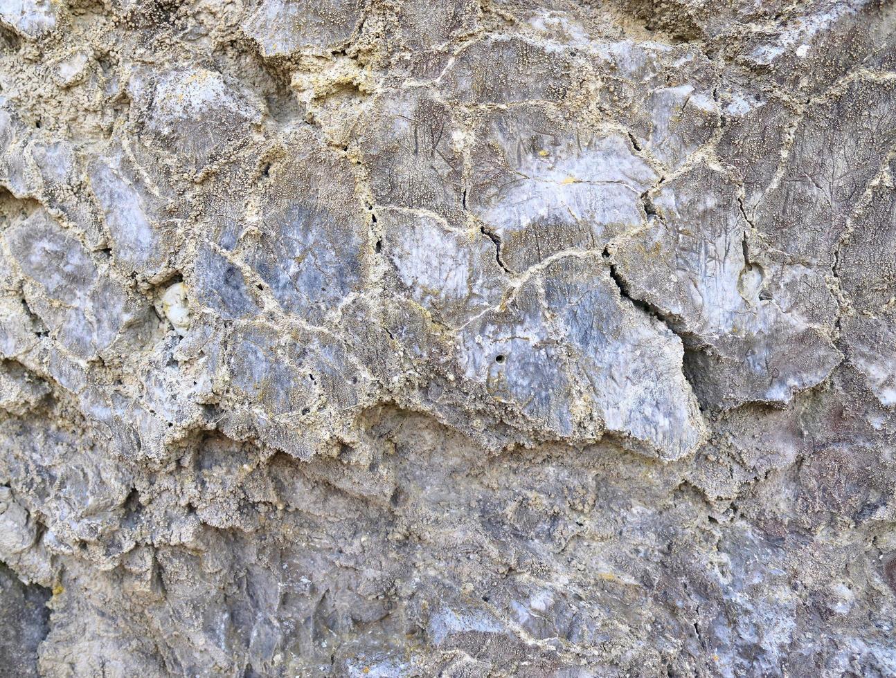 close-up vista em uma parede de pedra calcária natural nas montanhas. foto