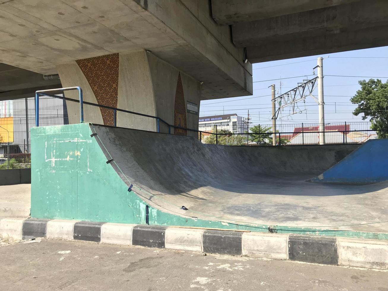 skatepark vazio no parque público da cidade foto